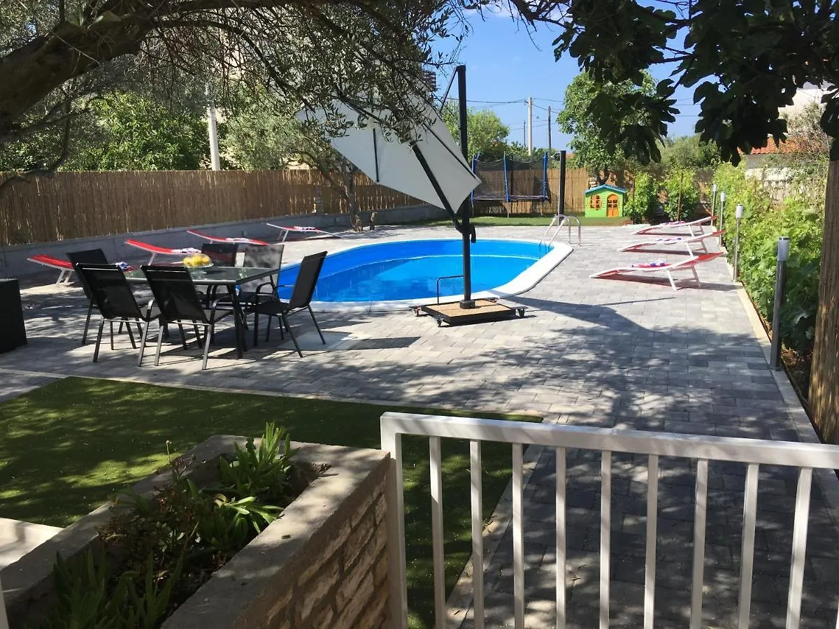 Apartment With Private Pool Sukošan