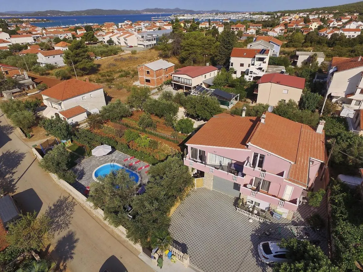Apartment With Private Pool Sukošan