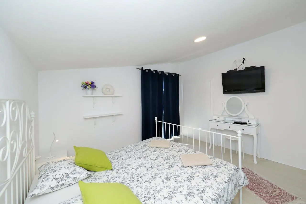 Apartment With Private Pool Sukošan