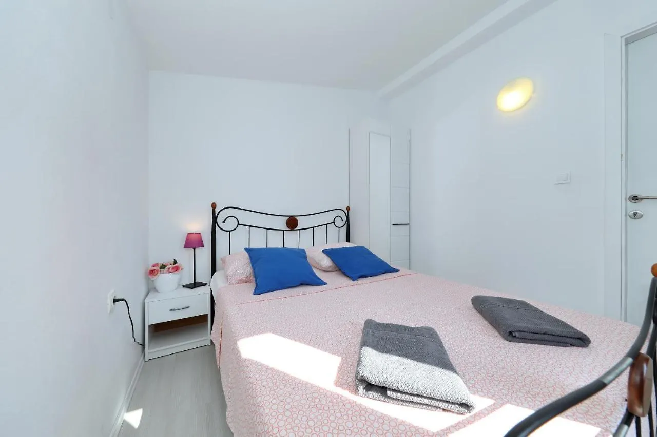 Apartment With Private Pool Sukošan