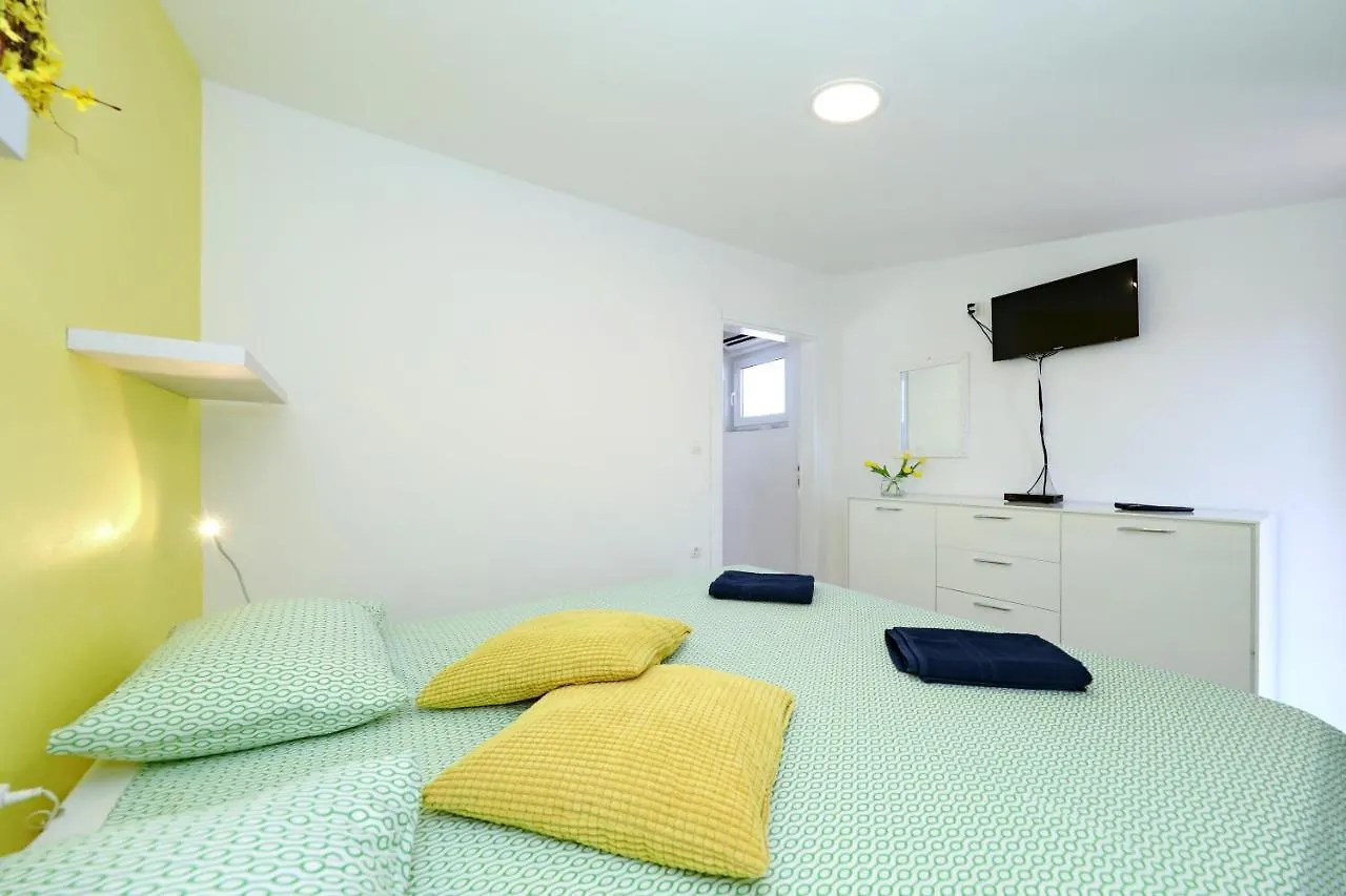 Apartment With Private Pool Sukošan