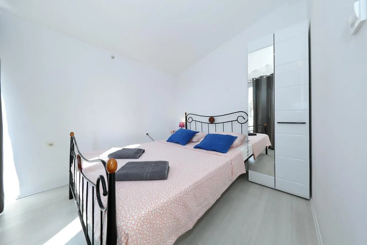 Apartment With Private Pool Sukošan