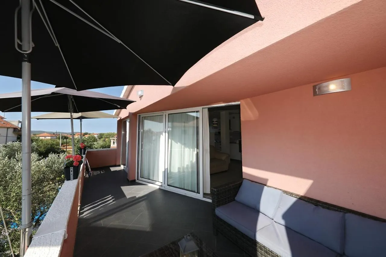 Apartment With Private Pool Sukošan